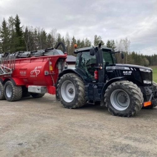 Massey Ferguson traktor med AP gyllevogn klar til gyllearbejde i marken