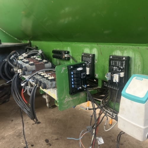 El-komponenter monteret på AP gyllevogn – styring og kabler