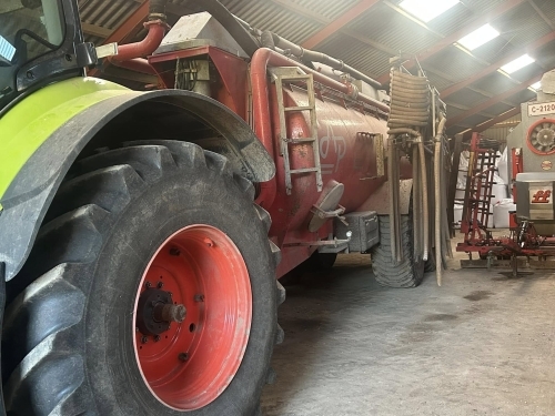 AP gyllevogn og traktor i maskinhal – klar til gyllehåndtering og vedligeholdelse